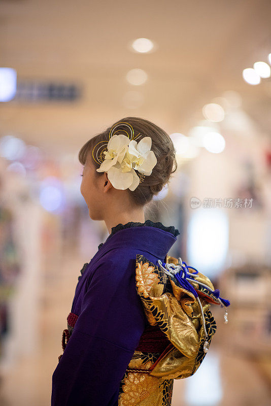 后视图的年轻女子在' Furisode '和服